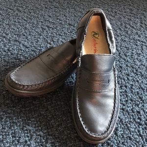 Boys navy soft leather elastic back loafers.
